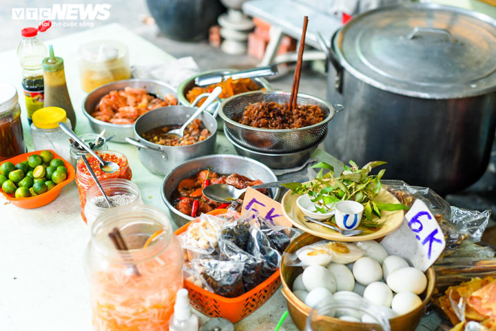 Quán cháo đong đầy nghĩa tình ở TP.HCM, suốt 10 năm chỉ bán giá 1.000 đồng - 4