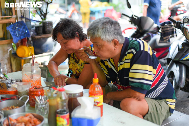 Quán cháo đong đầy nghĩa tình ở TP.HCM, suốt 10 năm chỉ bán giá 1.000 đồng - 6