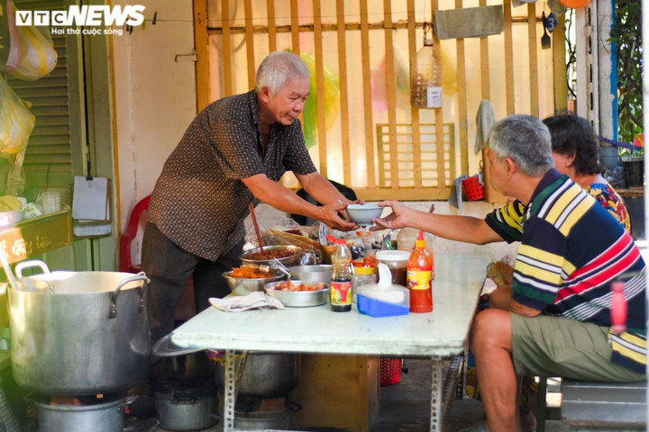 Quán cháo đong đầy nghĩa tình ở TP.HCM, suốt 10 năm chỉ bán giá 1.000 đồng - 5