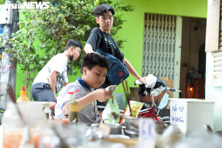 Quán cháo đong đầy nghĩa tình ở TP.HCM, suốt 10 năm chỉ bán giá 1.000 đồng - 7