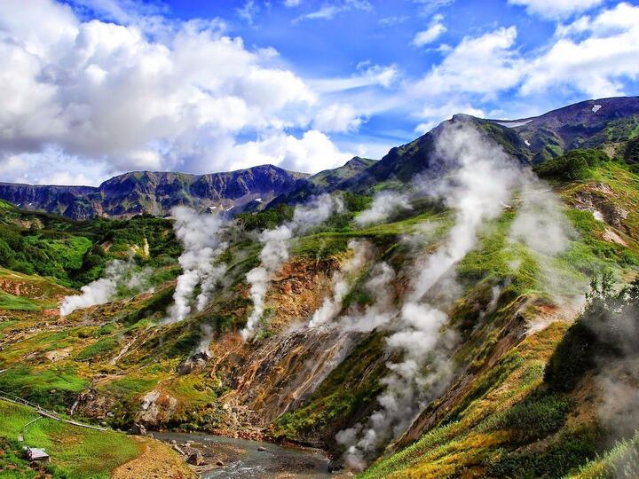Chiêm ngưỡng thung lũng sở hữu những ngọn đồi ‘khói trắng’ đẹp như tranh vẽ - 1