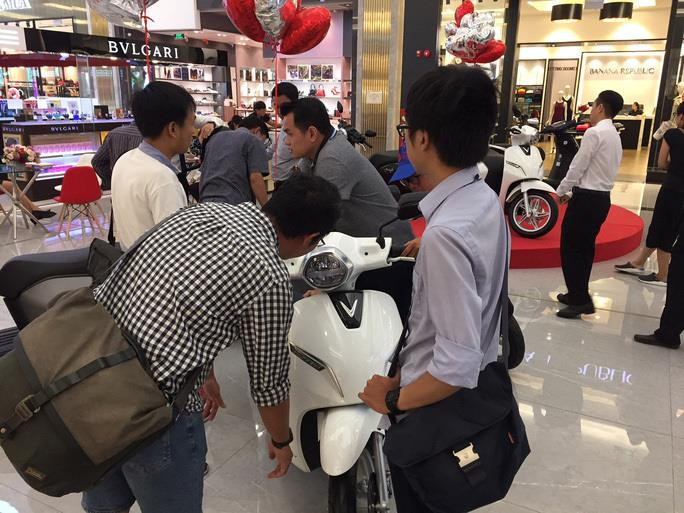 Giá xăng cao kỷ lục, nhiều người chuyển hướng mua xe điện - 1