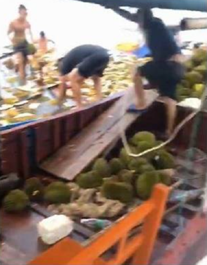 ‘Hôi’ sầu riêng từ thuyền hàng bị lật ở biển, hơn 500 người xanh mặt nhập viện - 2