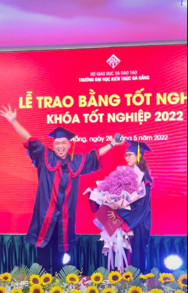 Tranh thủ cầu hôn trong lễ tốt nghiệp, chàng trai hạnh phúc nhận cú đúp 'bằng' - 3