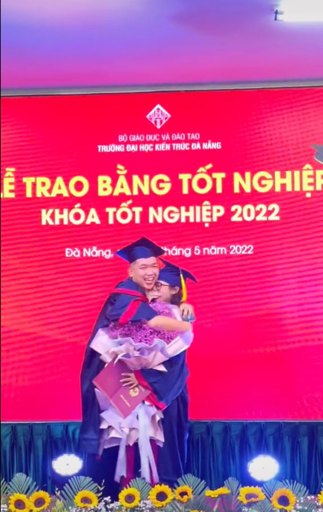 Tranh thủ cầu hôn trong lễ tốt nghiệp, chàng trai hạnh phúc nhận cú đúp 'bằng' - 4