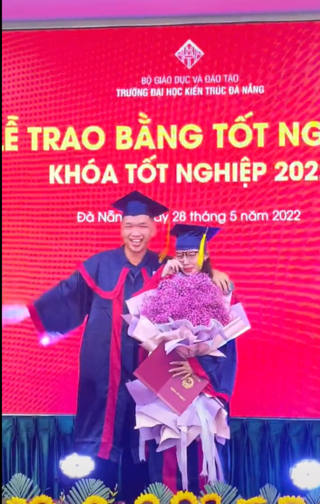 Tranh thủ cầu hôn trong lễ tốt nghiệp, chàng trai hạnh phúc nhận cú đúp 'bằng' - 6