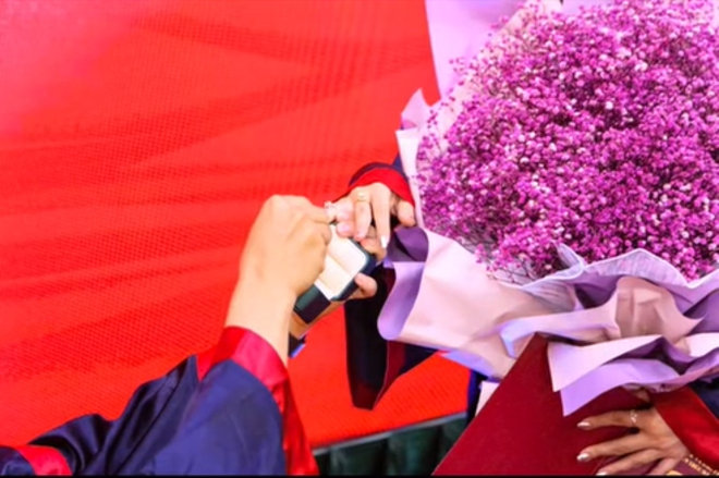 Tranh thủ cầu hôn trong lễ tốt nghiệp, chàng trai hạnh phúc nhận cú đúp 'bằng' - 5