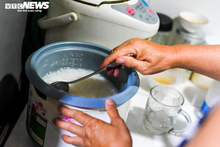 Người mẹ nghèo ở TP.HCM rơi lệ vì cái gì cũng tăng giá, con trai phải nghỉ học - 2