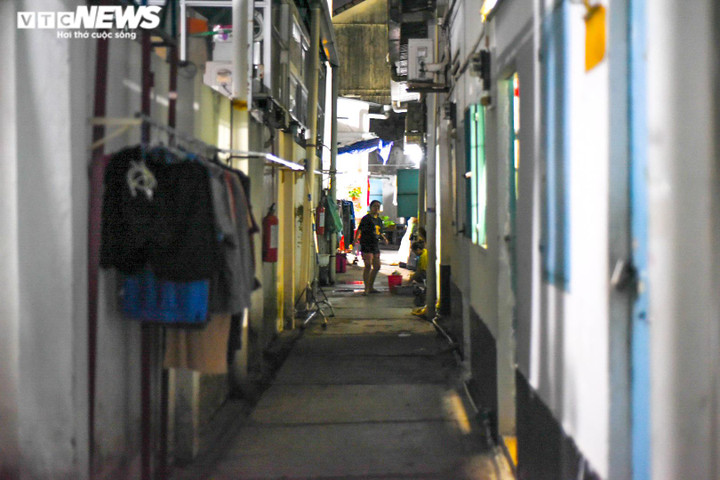 Người mẹ nghèo ở TP.HCM rơi lệ vì cái gì cũng tăng giá, con trai phải nghỉ học - 3