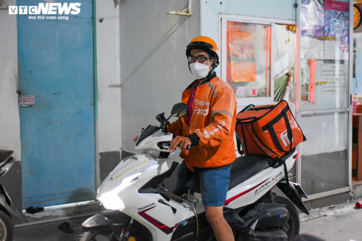 Người mẹ nghèo ở TP.HCM rơi lệ vì cái gì cũng tăng giá, con trai phải nghỉ học - 4