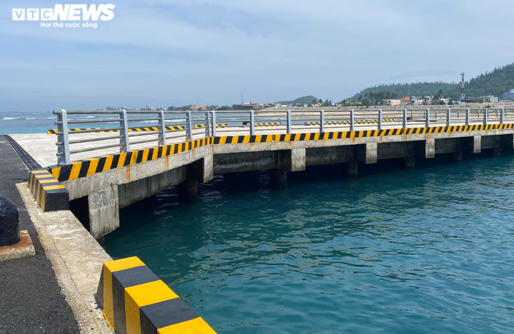 Cận cảnh cảng biển 250 tỷ đồng ở đảo Lý Sơn chưa vận hành đã có dấu hiệu hư hỏng - 1
