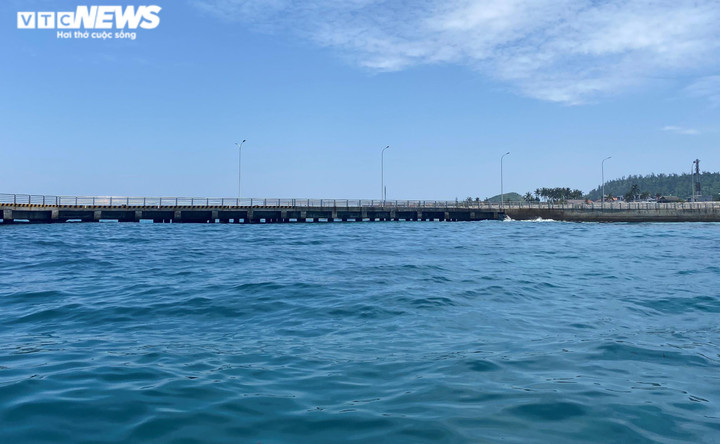 Cận cảnh cảng biển 250 tỷ đồng ở đảo Lý Sơn chưa vận hành đã có dấu hiệu hư hỏng - 2