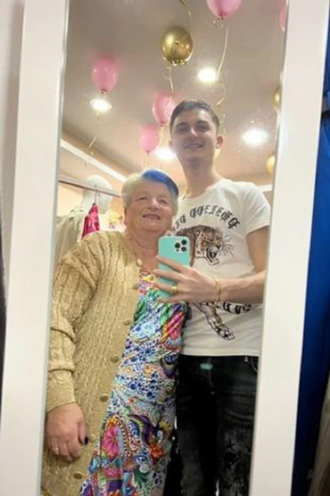 Chàng trai 19 tuổi cầu hôn cụ bà U80 với nhẫn kinh cương gây tranh cãi xôn xao - 6