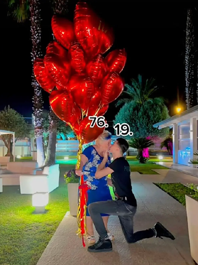 Chàng trai 19 tuổi cầu hôn cụ bà U80 với nhẫn kinh cương gây tranh cãi xôn xao - 2