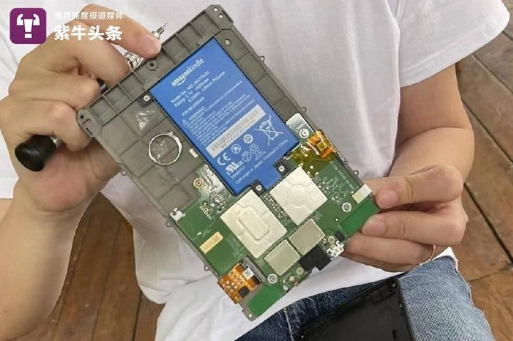 Chú rể giấu nhẫn cưới trong món quà 7 năm trước, cô dâu cầm suốt mà không biết - 1