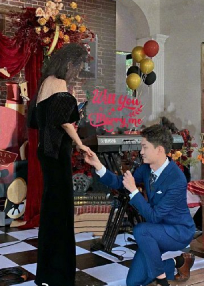 Chú rể giấu nhẫn cưới trong món quà 7 năm trước, cô dâu cầm suốt mà không biết - 2