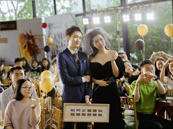 Chú rể giấu nhẫn cưới trong món quà 7 năm trước, cô dâu cầm suốt mà không biết - 4