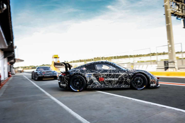 Porsche 718 Cayman GT4 ePerformance tiết lộ tiềm năng của mẫu Mission R - 3