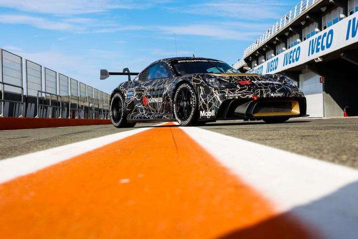 Porsche 718 Cayman GT4 ePerformance tiết lộ tiềm năng của mẫu Mission R - 2