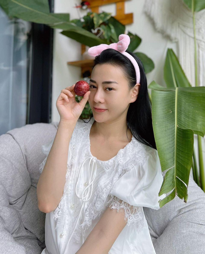 Sao Việt 4/6: Ông xã Việt Hương đưa con gái đến phim trường thăm vợ - 7