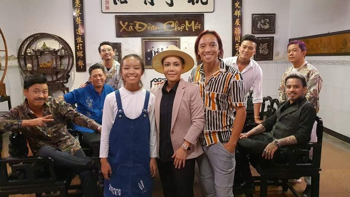 Sao Việt 4/6: Ông xã Việt Hương đưa con gái đến phim trường thăm vợ - 1