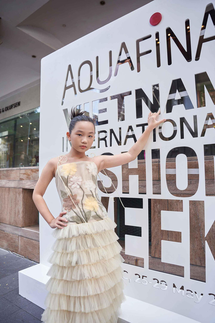 Mẫu nhí 10 tuổi Tuyết Nghi trình diễn chuyên nghiệp trên sàn diễn thời trang - 7