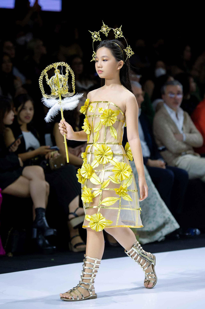 Mẫu nhí 10 tuổi Tuyết Nghi trình diễn chuyên nghiệp trên sàn diễn thời trang - 2