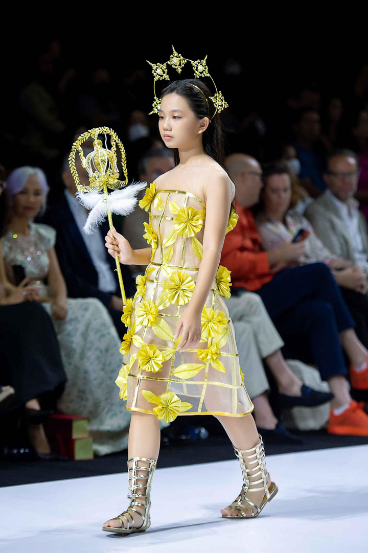 Mẫu nhí 10 tuổi Tuyết Nghi trình diễn chuyên nghiệp trên sàn diễn thời trang - 3