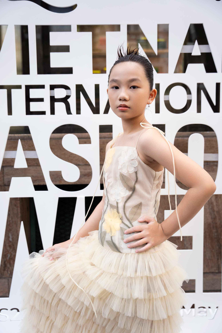 Mẫu nhí 10 tuổi Tuyết Nghi trình diễn chuyên nghiệp trên sàn diễn thời trang - 8