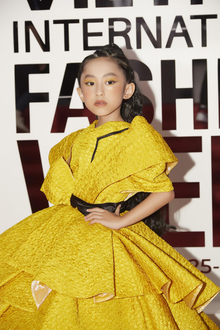 Suri Quỳnh Anh thần thái cuốn hút trên sàn diễn thời trang - 1