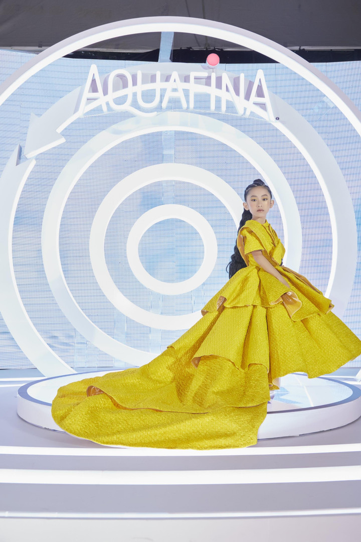 Suri Quỳnh Anh thần thái cuốn hút trên sàn diễn thời trang - 4