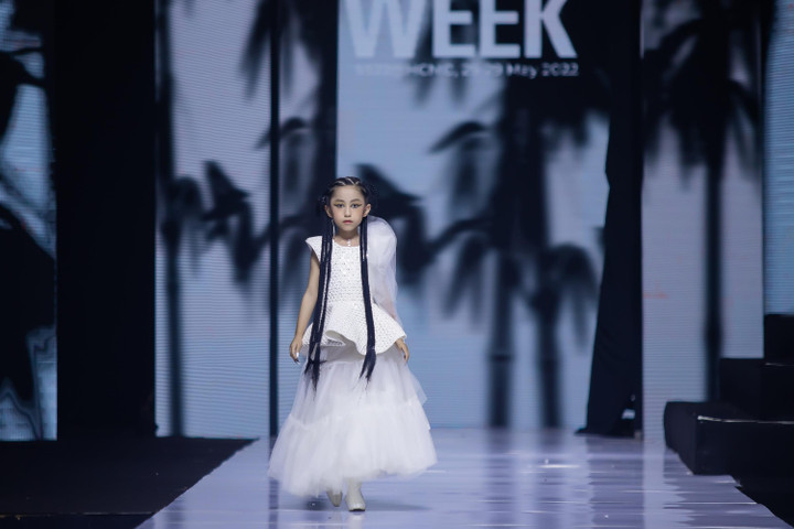 Suri Quỳnh Anh thần thái cuốn hút trên sàn diễn thời trang - 3