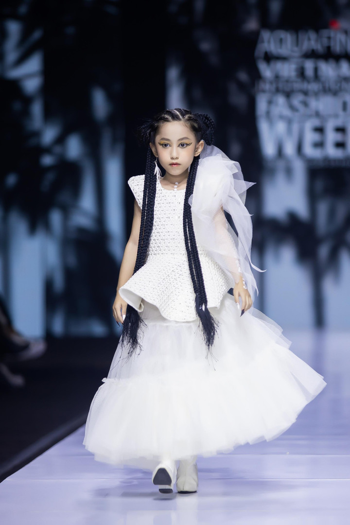 Suri Quỳnh Anh thần thái cuốn hút trên sàn diễn thời trang - 5