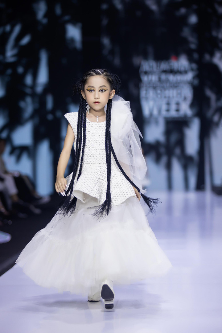 Suri Quỳnh Anh thần thái cuốn hút trên sàn diễn thời trang - 6