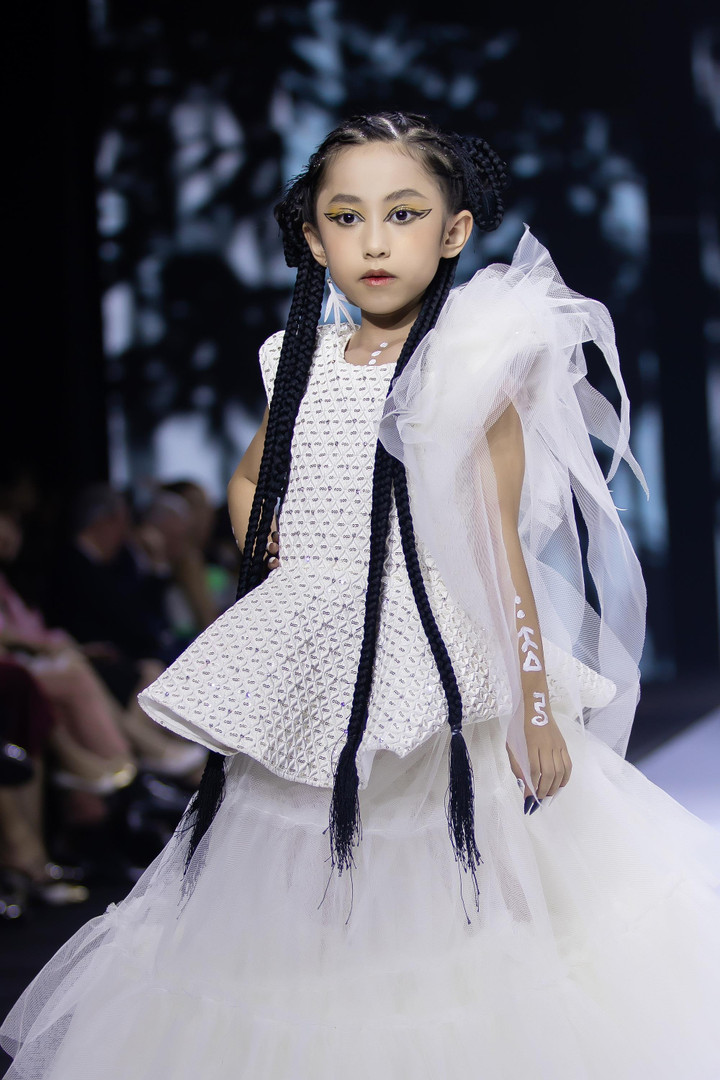 Suri Quỳnh Anh thần thái cuốn hút trên sàn diễn thời trang - 7