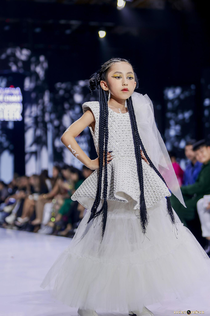 Suri Quỳnh Anh thần thái cuốn hút trên sàn diễn thời trang - 8