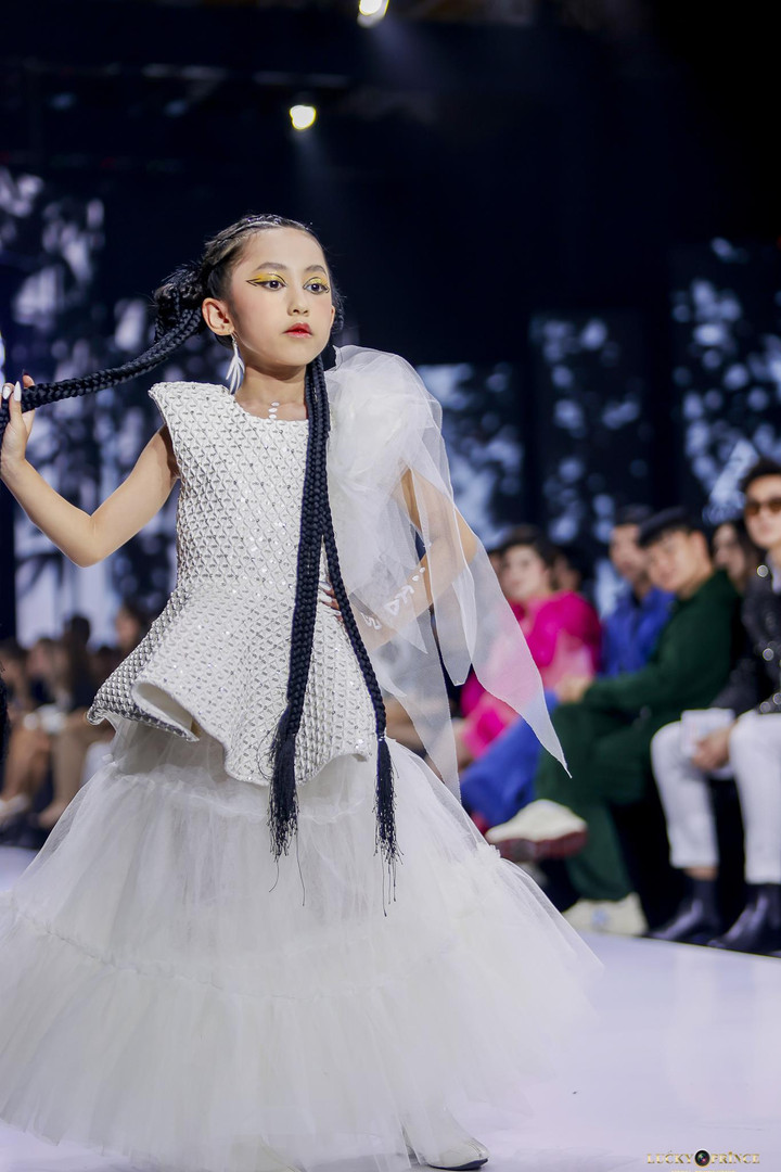 Suri Quỳnh Anh thần thái cuốn hút trên sàn diễn thời trang - 9