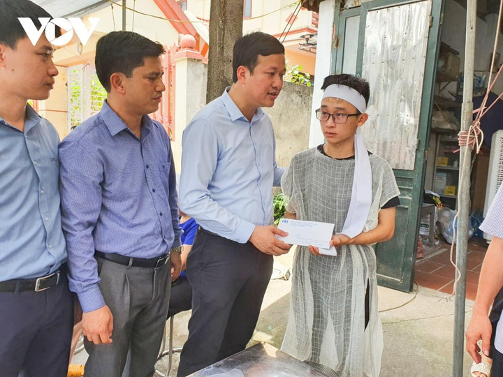 Đám tang đẫm nước mắt tiễn biệt 3 nạn nhân vụ tài xế Audi say xỉn gây tai nạn - 8