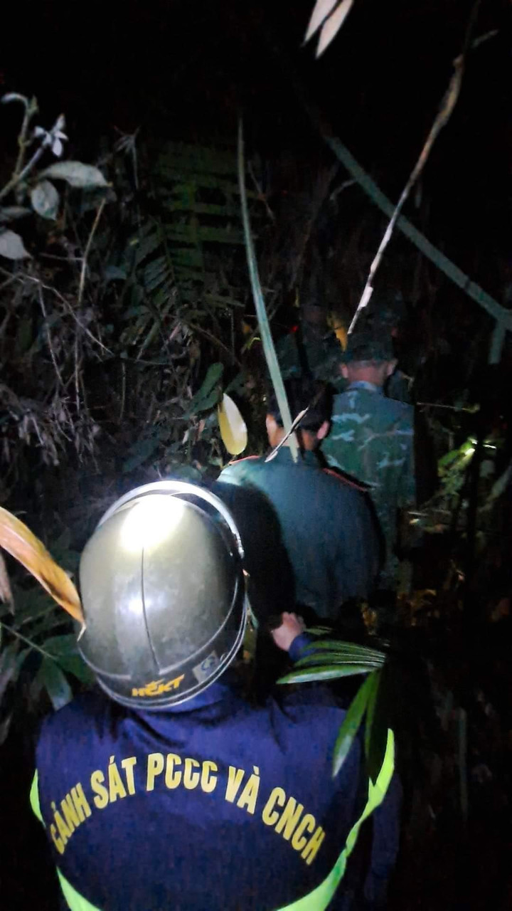 Xuyên đêm băng rừng giải cứu nam sinh viên đi câu cá bị lạc trong rừng Hải Vân - 1