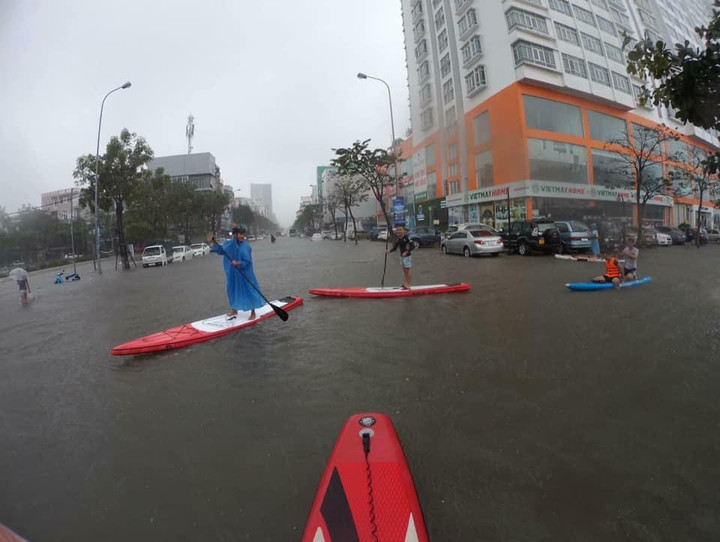 Khoảnh khắc lạc quan đầy hài hước trong những ngày mưa ngập lối về - 9