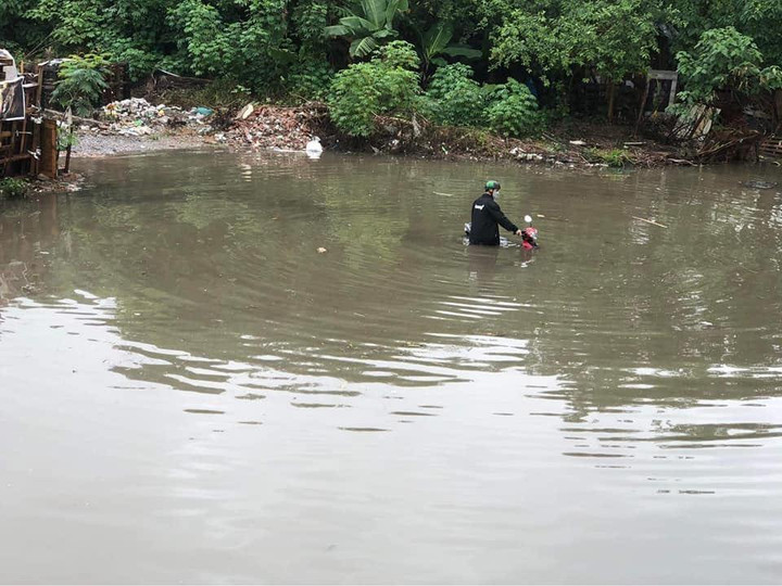 Khoảnh khắc lạc quan đầy hài hước trong những ngày mưa ngập lối về - 11