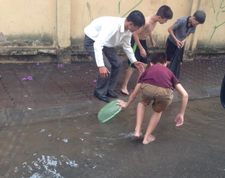 Khoảnh khắc lạc quan đầy hài hước trong những ngày mưa ngập lối về - 5