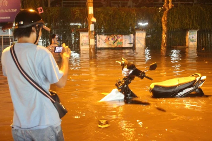 Khoảnh khắc lạc quan đầy hài hước trong những ngày mưa ngập lối về - 7