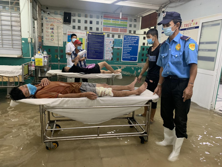 Mưa ngập, bác sĩ TP.HCM bắt cua trong khoa cấp cứu - 5