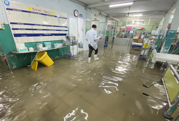 Mưa ngập, bác sĩ TP.HCM bắt cua trong khoa cấp cứu - 3