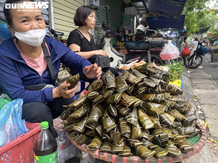 Người Hà Nội tất bật sắm Tết Đoan Ngọ từ sáng sớm - 8