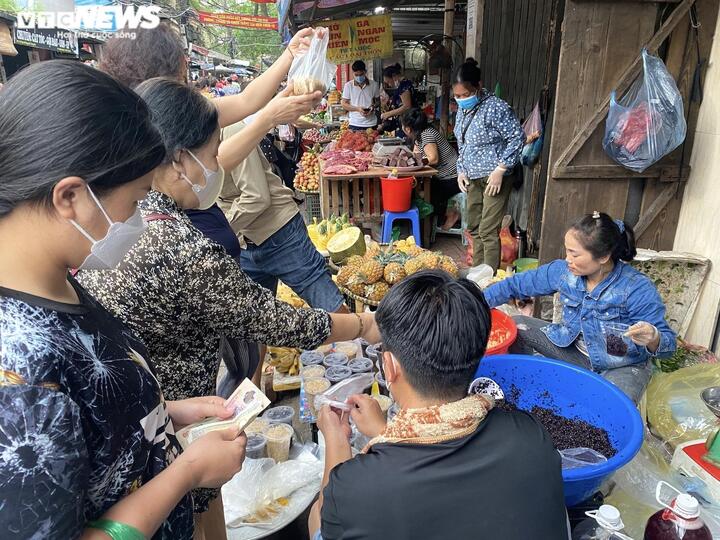 Người Hà Nội tất bật sắm Tết Đoan Ngọ từ sáng sớm - 5