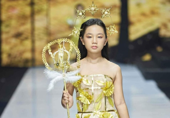 Mẫu nhí 10 tuổi Tuyết Nghi trình diễn chuyên nghiệp trên sàn diễn thời trang - 1