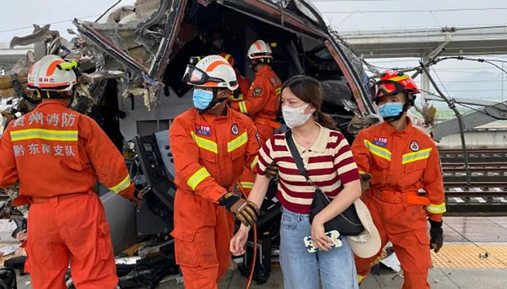 Trung Quốc: Tàu cao tốc trật bánh do lở đất, nhiều người thương vong - 1