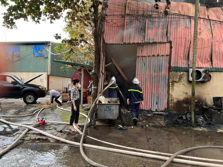 Cháy kho thực phẩm đang bị đình chỉ hoạt động vì vi phạm phòng cháy chữa cháy - 1